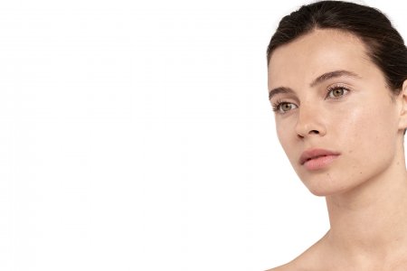 Į aknę linkusios moters veido iliustracija, pabrėžianti hialurono rūgšties naudojimą odos priežiūrai.