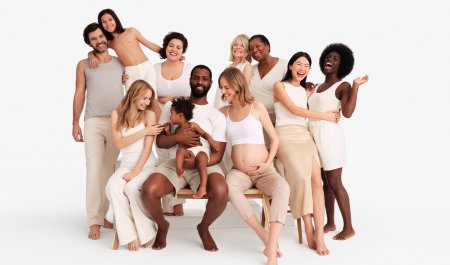 Grupė žmonių šypsosi 