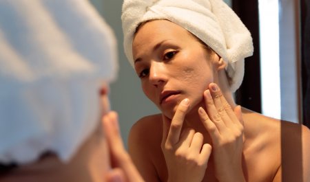 Moteris žiūri į veidrodį