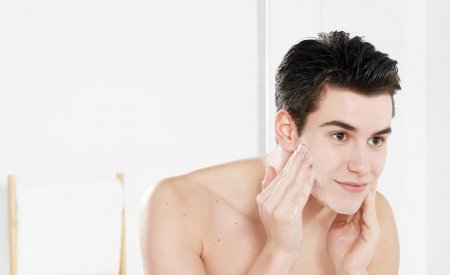 Bioderma - vyras valo veidą Bioderma - vyras valo veidą