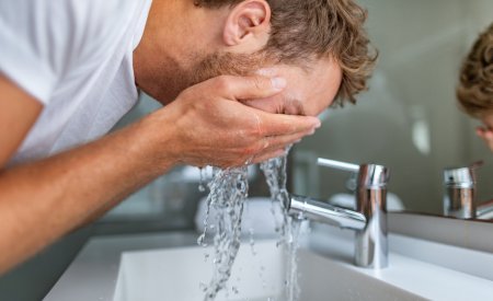 Vyras plaunasi veidą Vyras plaunasi veidą
