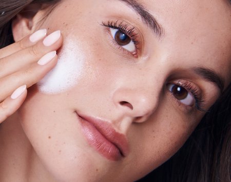 Moteris naudoja Hydrabio Gel moussant