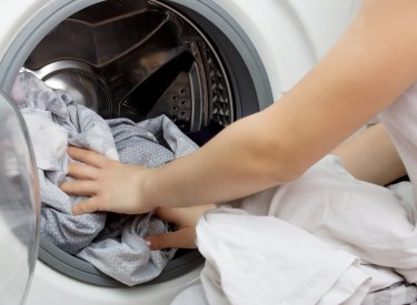 drabužius geriau skalbkite skystaisiais skalbikliais ir išskalaukite du kartus