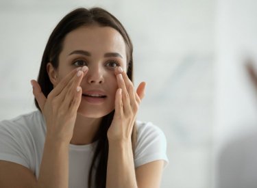Moteris valosi veidą be vatos diskeliu Moteris valosi veidą be vatos diskeliu
